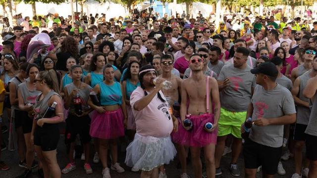 Las coloridas peñas vuelven a tomar las calles a ritmo de samba con el grupo brasileño Pandeiro y la charanga Skala tras el pregón, ofrecido por el equipo de fútbol de Moraleja del Vino, campeón de la Liga Futormes.