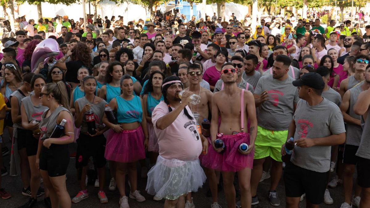 Las coloridas peñas vuelven a tomar las calles a ritmo de samba con el grupo brasileño Pandeiro y la charanga Skala tras el pregón, ofrecido por el equipo de fútbol de Moraleja del Vino, campeón de la Liga Futormes.