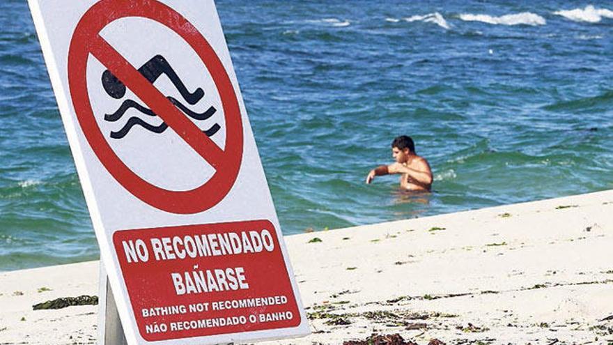 Un cartel colocado ayer en la playa de Canido // JOSÉ LORES