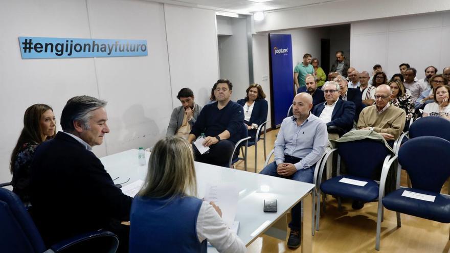 En primer término, por la izquierda, Ángela Pumariega, Pablo González y la secretaria general, Cristina Villanueva, durante una reunión de la junta local del PP de Gijón. | Marcos León