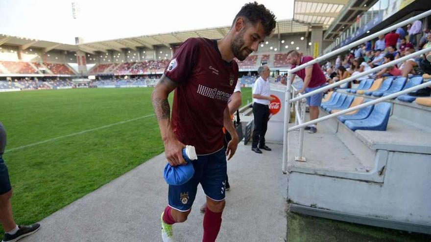 Adrián León saliendo del césped de Pasarón. // Gustavo Santos