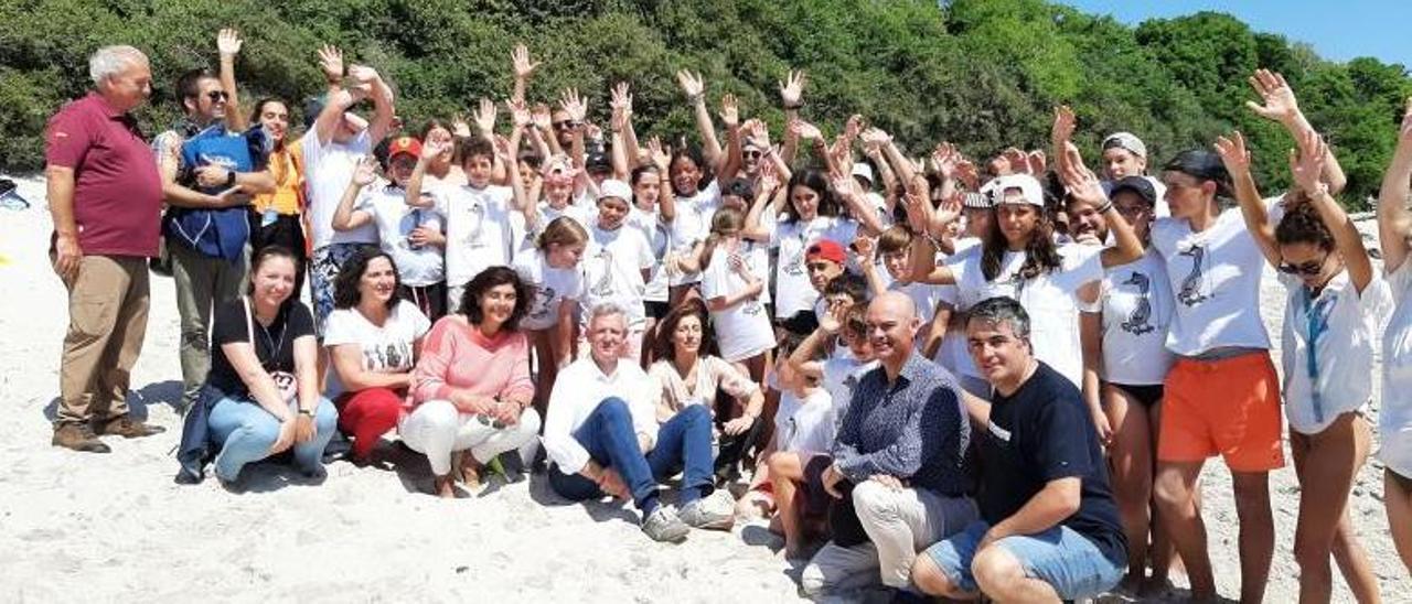 Representantes de la Xunta de Galicia, Concello de Bueu y Parque Nacional Illas Atlánticas con los jóvenes del campamento “Illa marabilla”, que se organiza en la isla de Ons.