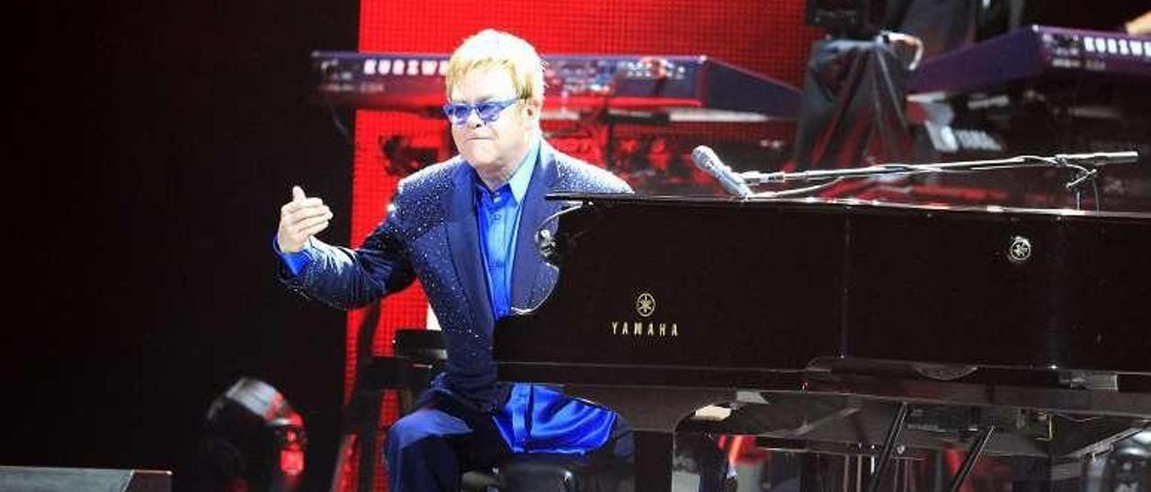 Elton John, durante su actuación de anoche en Madrid.. // Efe