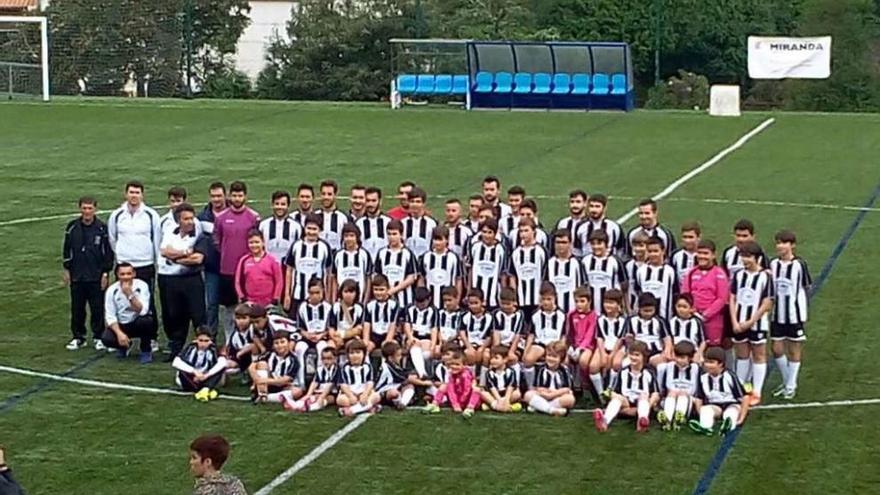 Fotografía de familia de los integrantes de todos los equipos del Club Deportivo Bueu.