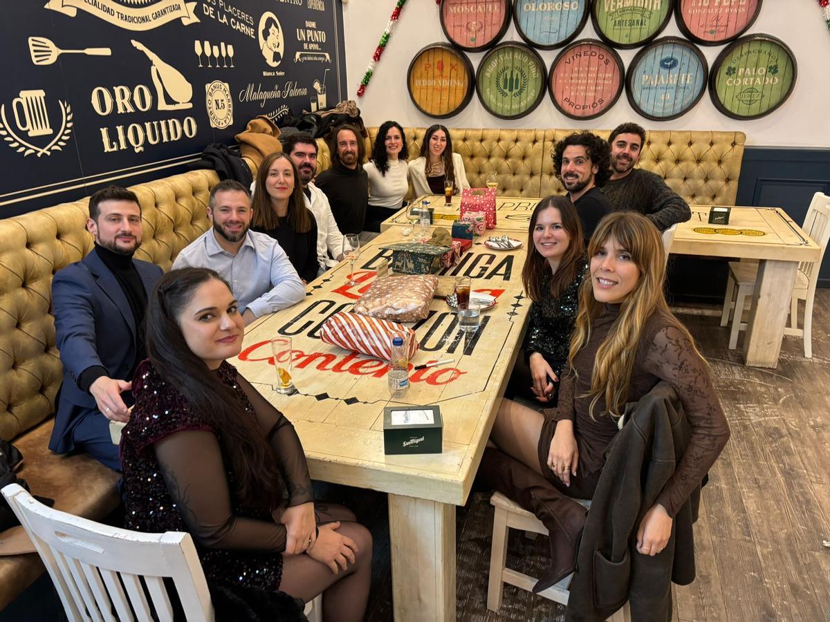 Los tres socios cofundadores de VivoXpand, Alberto Parras (tercero por la derecha), Hipólito Lobato (cuarto por la derecha), y Manuel León (tercero por la izquierda), junto con otras personas de su equipo y sus parejas en la cena de Navidad que celebraron recientemente en Marbella.