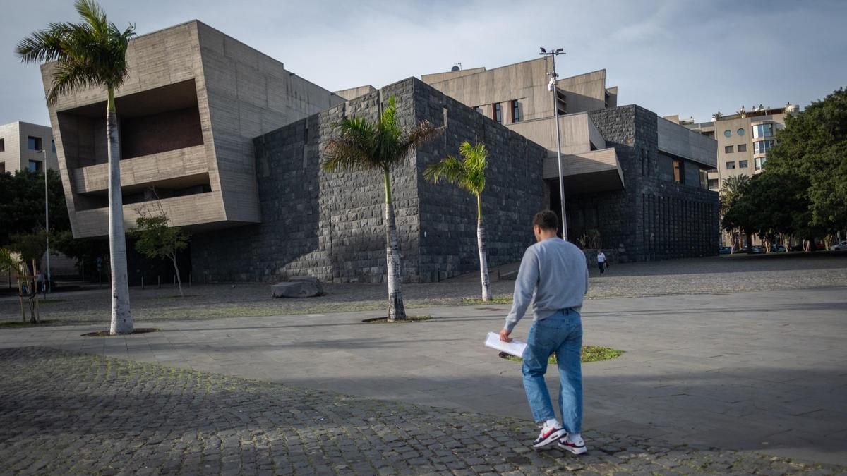 Plaza de San Carlos, situada junto a la sede de Presidencia del Gobierno.