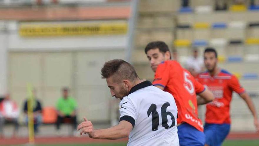 Jony Lomas en un encuentro ante el Ceares.