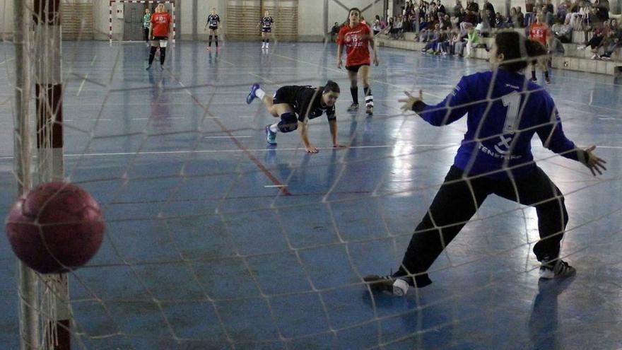 Mada transforma el penalti que daba el empate final al Ansa Oviedo.