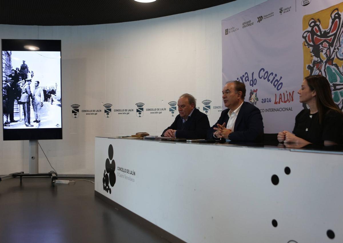 González Alén, Crespo y Blanco, ayer, junto a una fotografía de Joaquín Loriga y el rey Alfonso XIII. | BERNABÉ/AMANDA CASTRO