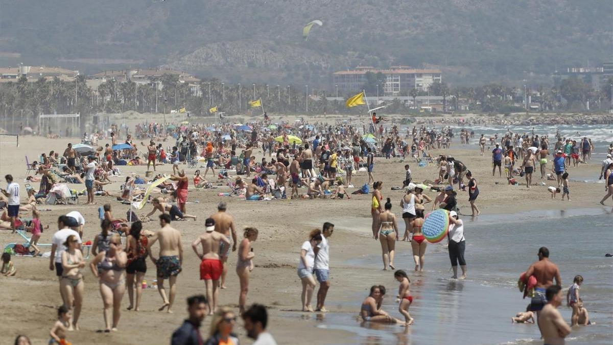 Luz verde a la temporada estival en Castelló con playas a tope y servicios ya preparados