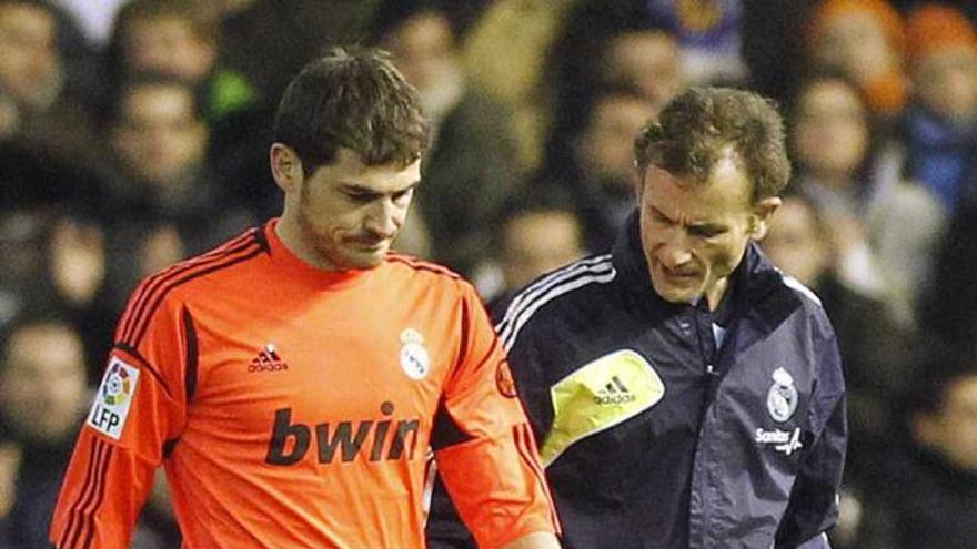El momento en el que Casillas se retiraba en Valencia tras su lesión.
