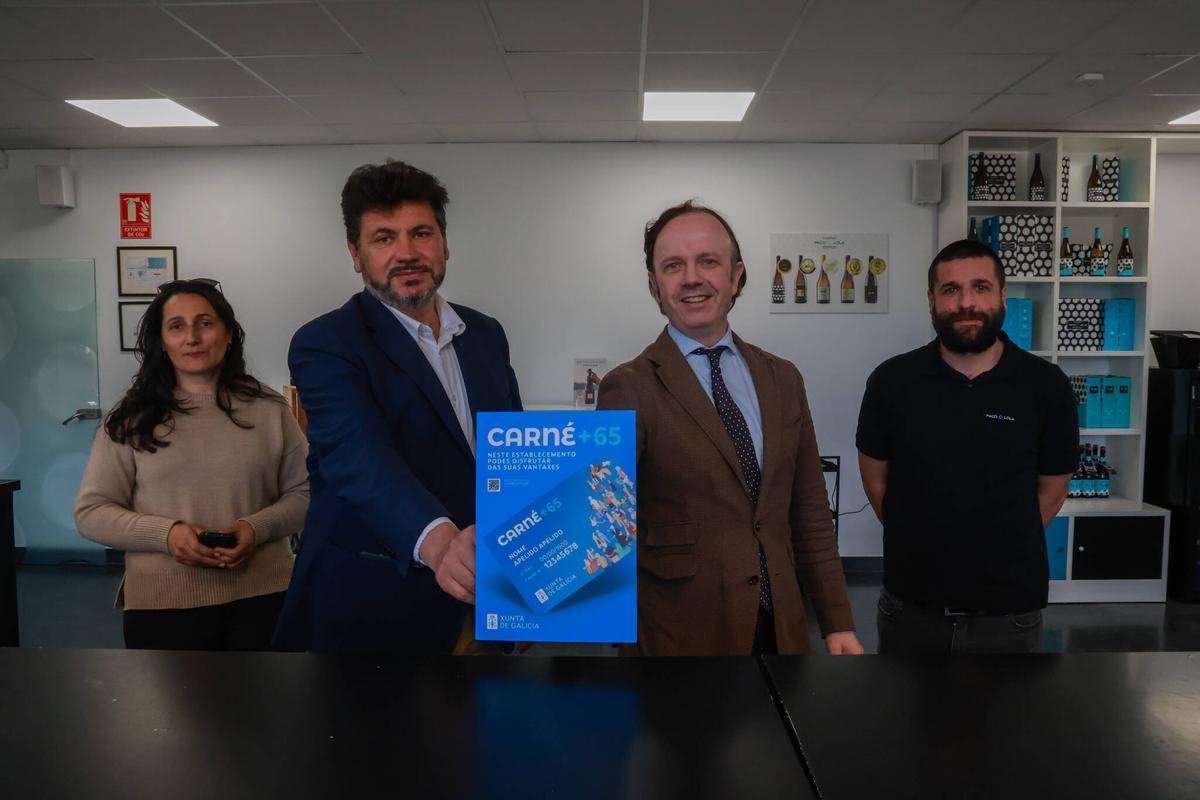 El alcalde de Meaño, Carlos Viéitez, y el director xeral, muestran una réplica del carné.