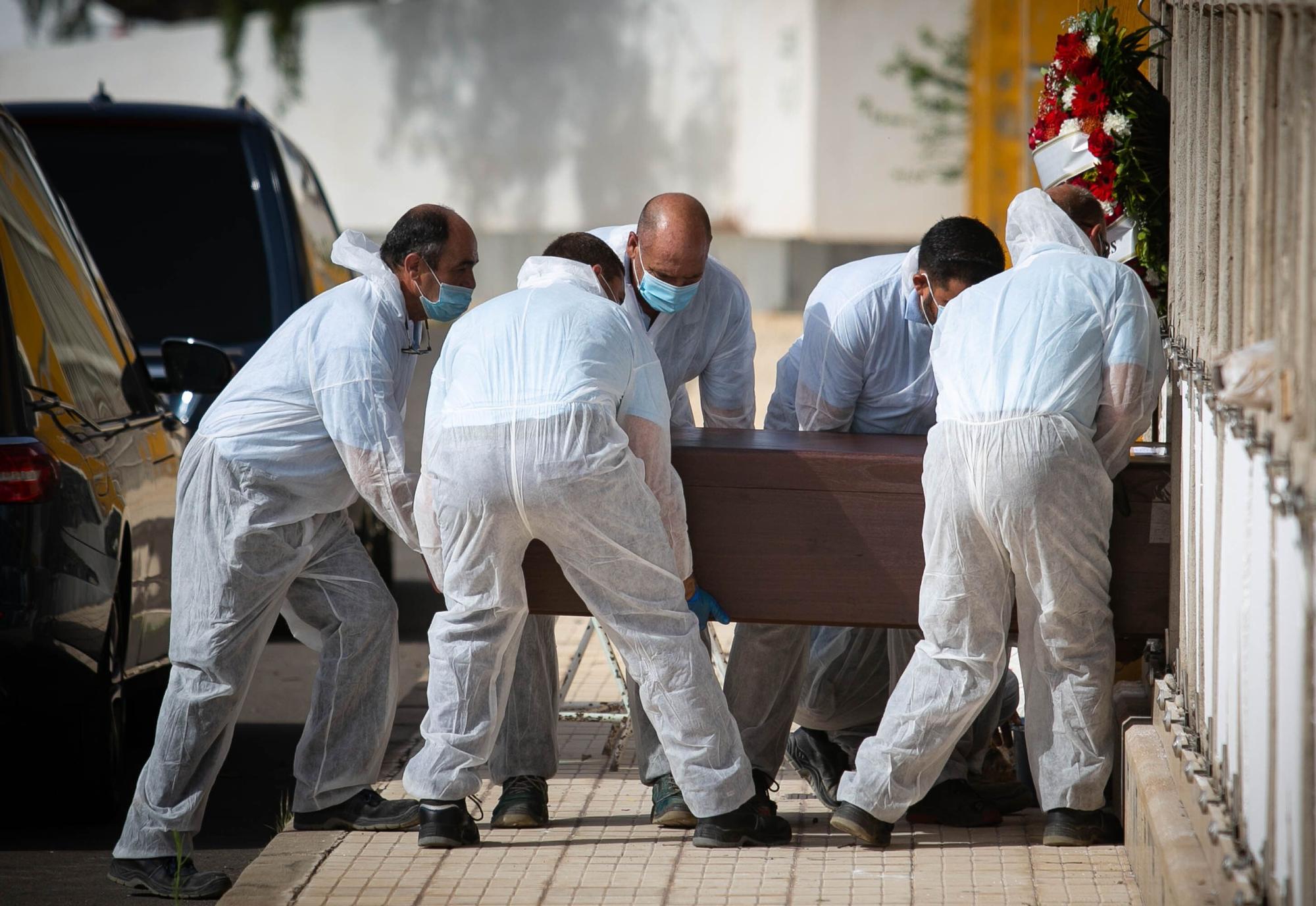 Entierro de 15 cuerpos de migrantes en Santa Lastenia, en Santa Cruz de Tenerife