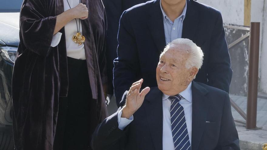 Curro Romero se recupera en el Hospital Macarena de una nueva neumonía
