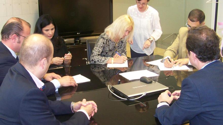 Firma del convenio, ayer, en el Ayuntamiento de Alicante