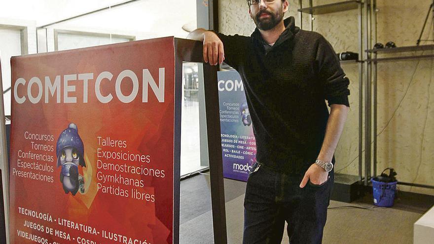 Héctor Lasheras, presidente de &quot;El Eje Asturias&quot;, en el local de la asociación.