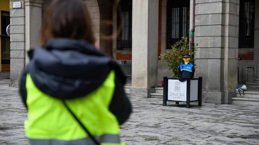 VÍDEO | Protesta de policías y bomberos de Zamora ante el Ayuntamiento