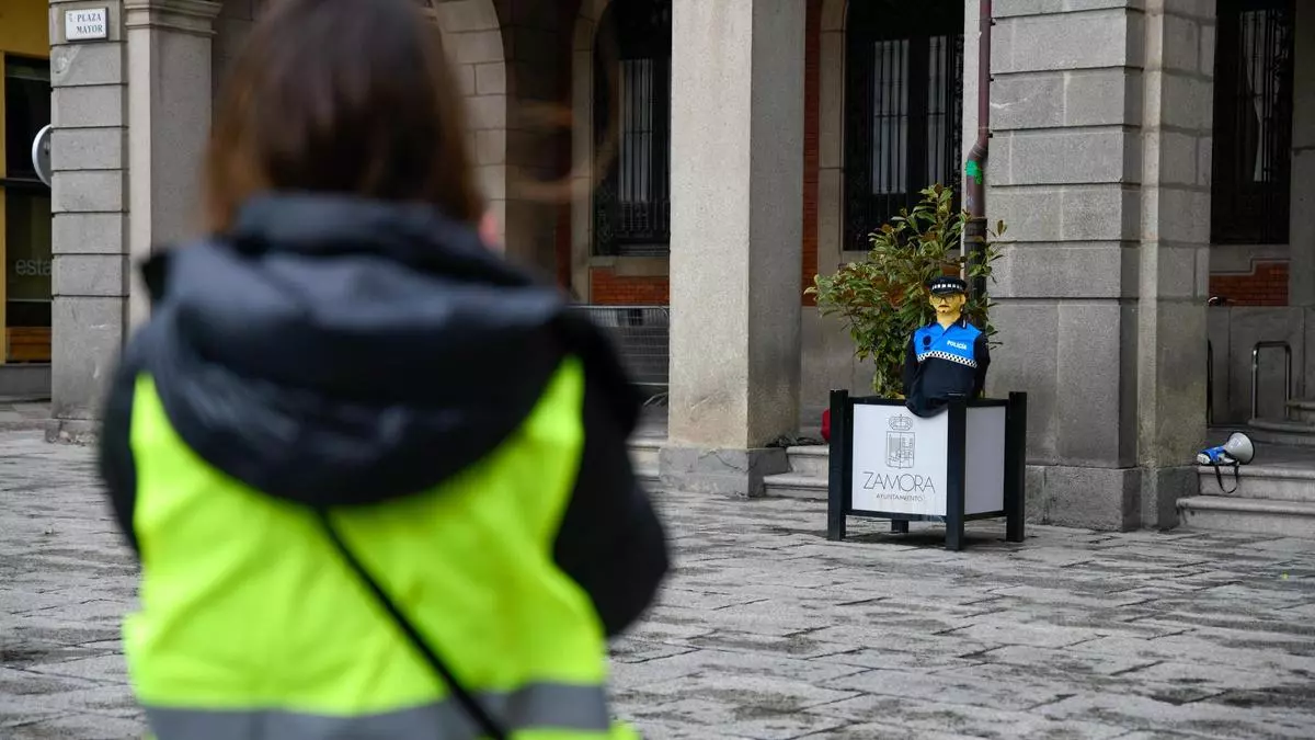 VÍDEO | Protesta de policías y bomberos de Zamora ante el Ayuntamiento