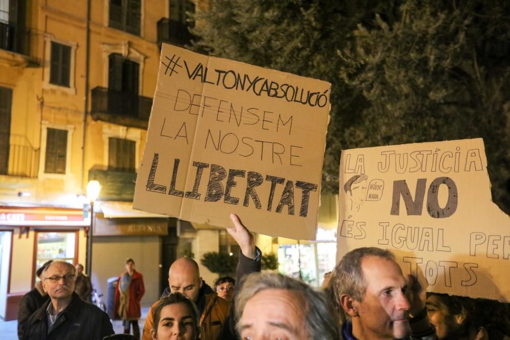 Unas 200 personas apoyan a Valtonyc en la plaza de Cort