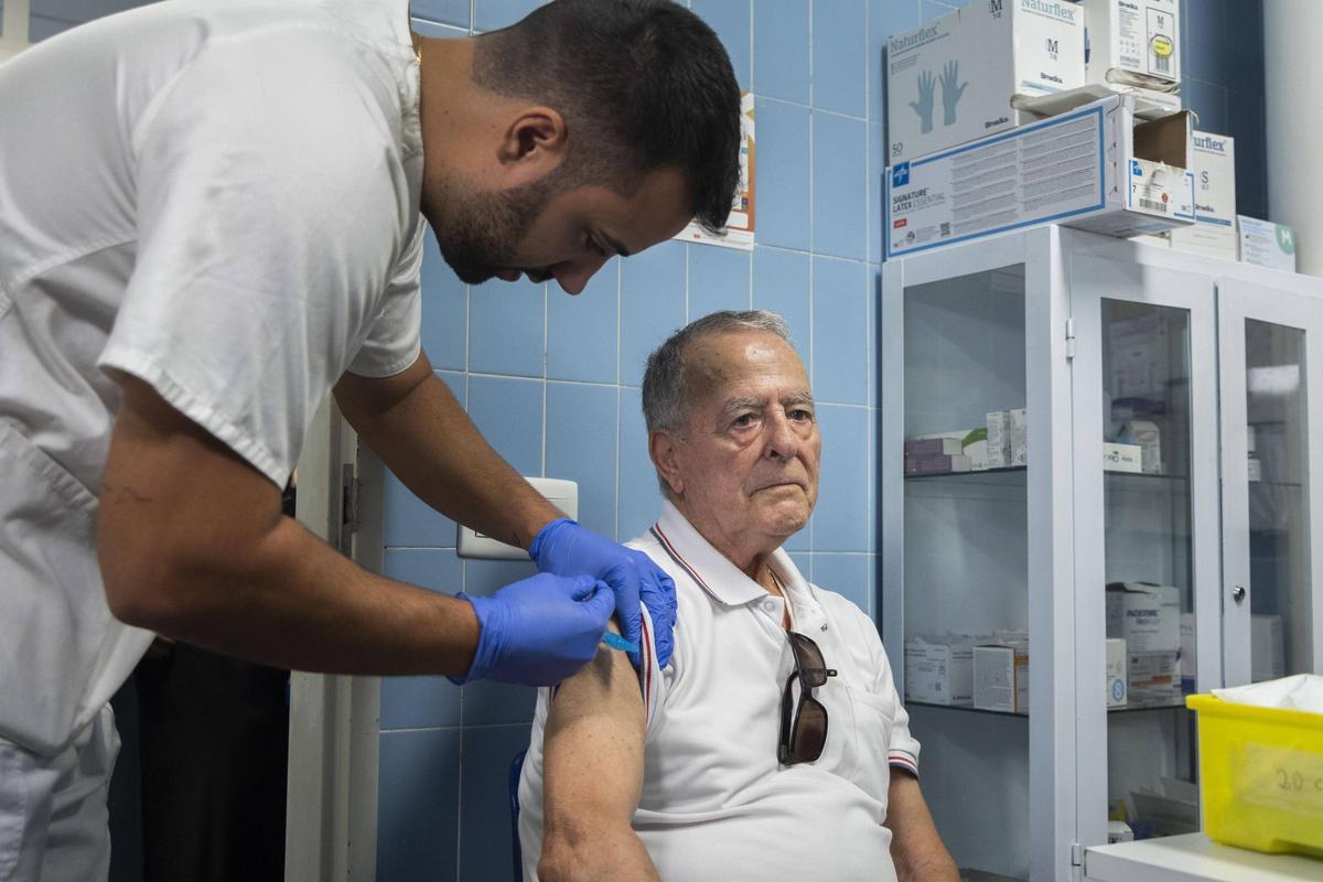 Un enfermero, en un ambulatorio de la provincia.