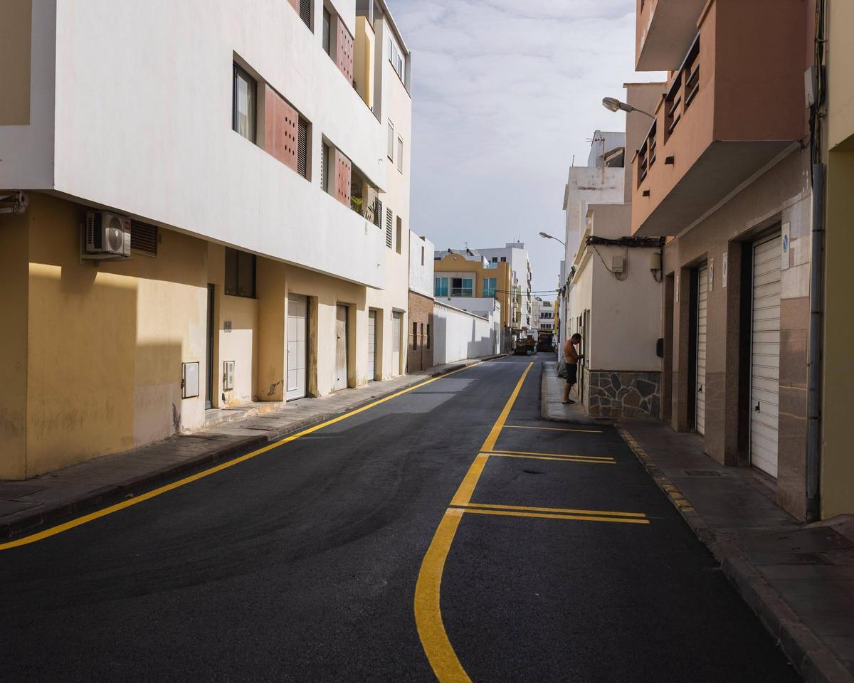 Calle reasfaltada en el entorno del colegio Nieves Toledo
