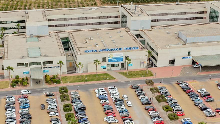 El departamento de Torrevieja tarda una semana de media en dar cita para atención primaria y 94 días en cirugías no urgentes
