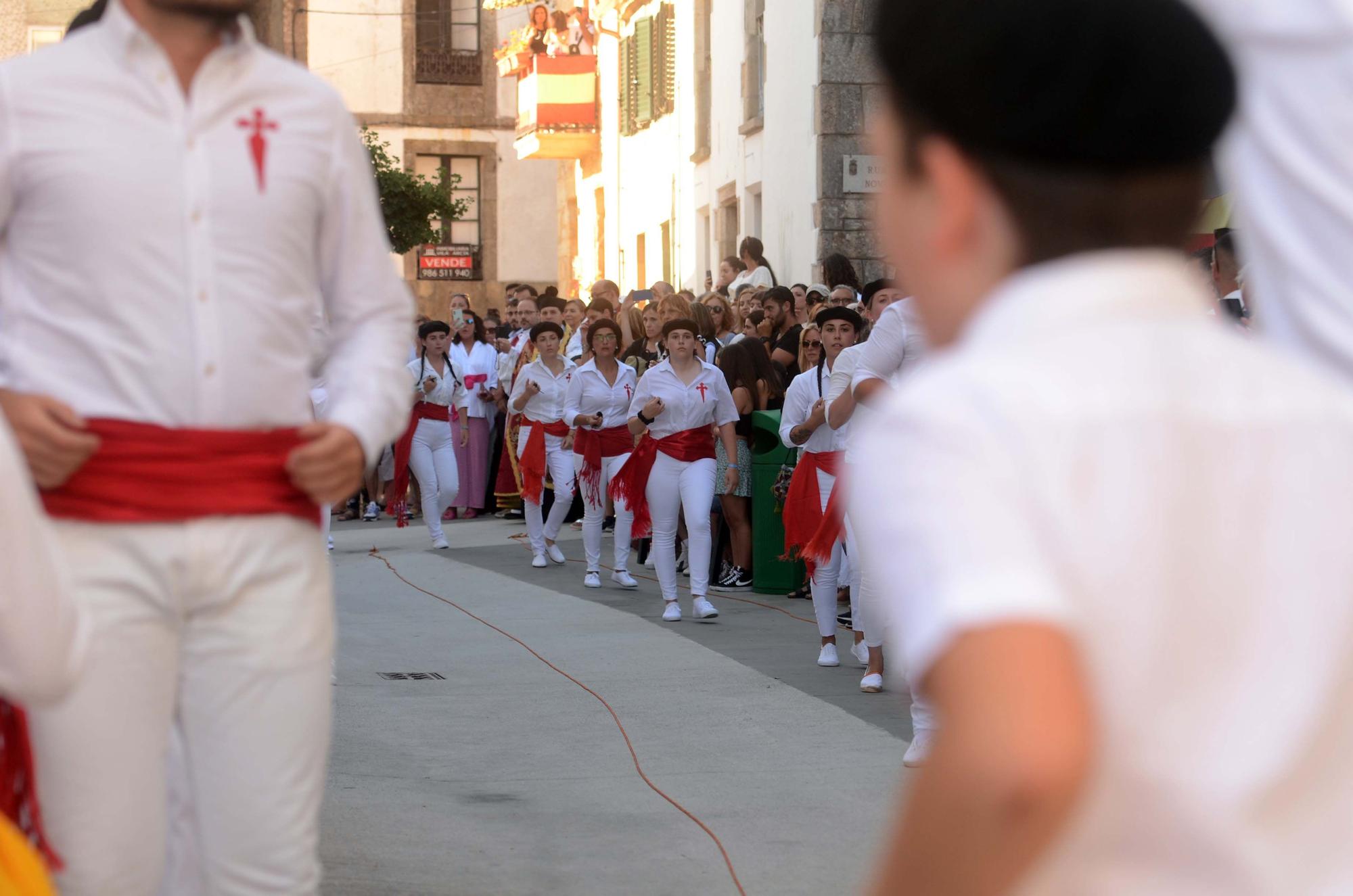 La "Danza de las Espadas" recupera en Carril todo su esplendor