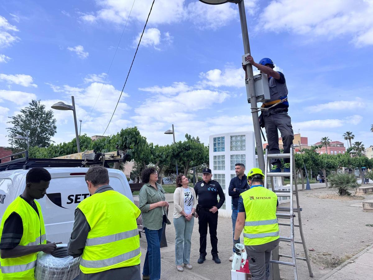 Trabajos de colocación de las cámaras de seguridad.