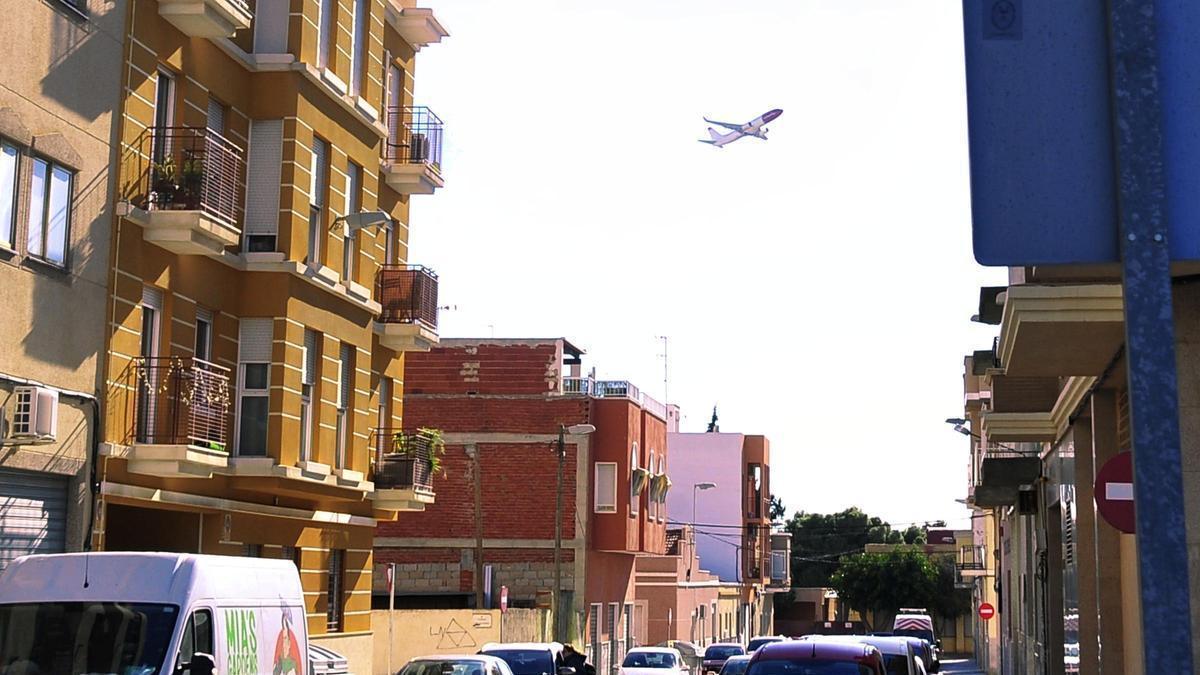 Un avión despegando visto desde una calle de Torrellano