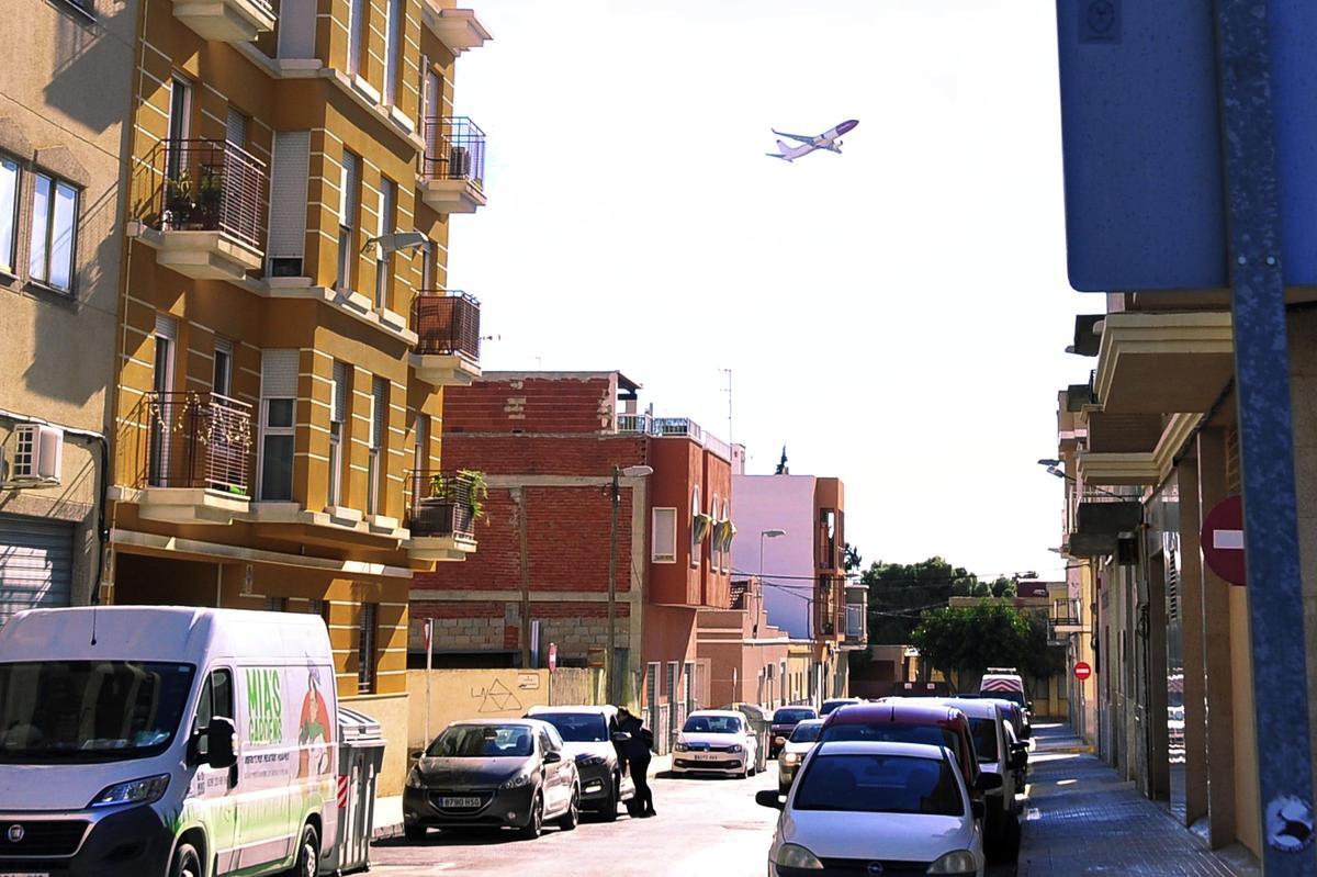 Un avión despegando visto desde una calle de Torrellano