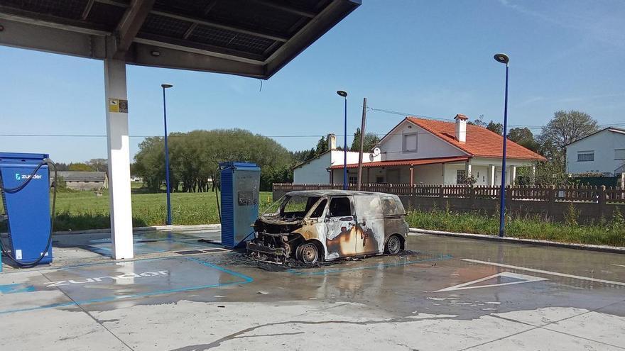 Arde una furgoneta cuando recargaba en una electrolinera de Montesalgueiro