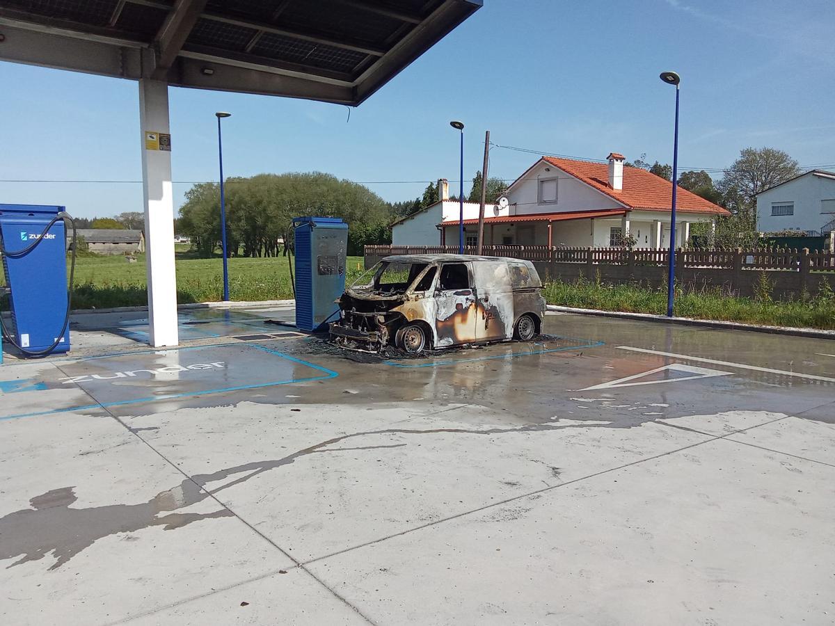 Estado en el que quedó la furgoneta tras la extinción de las llamas.