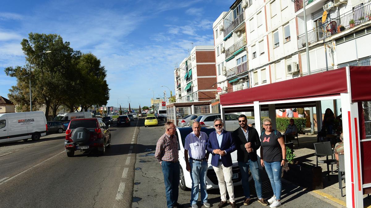 El equipo de gobierno durante su visita al barrio de Guadalupe.