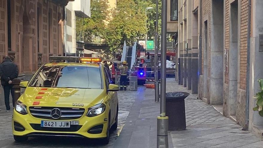 Els efectius d'emergències mobilitzats per l'accident laboral al carrer Nord de Girona