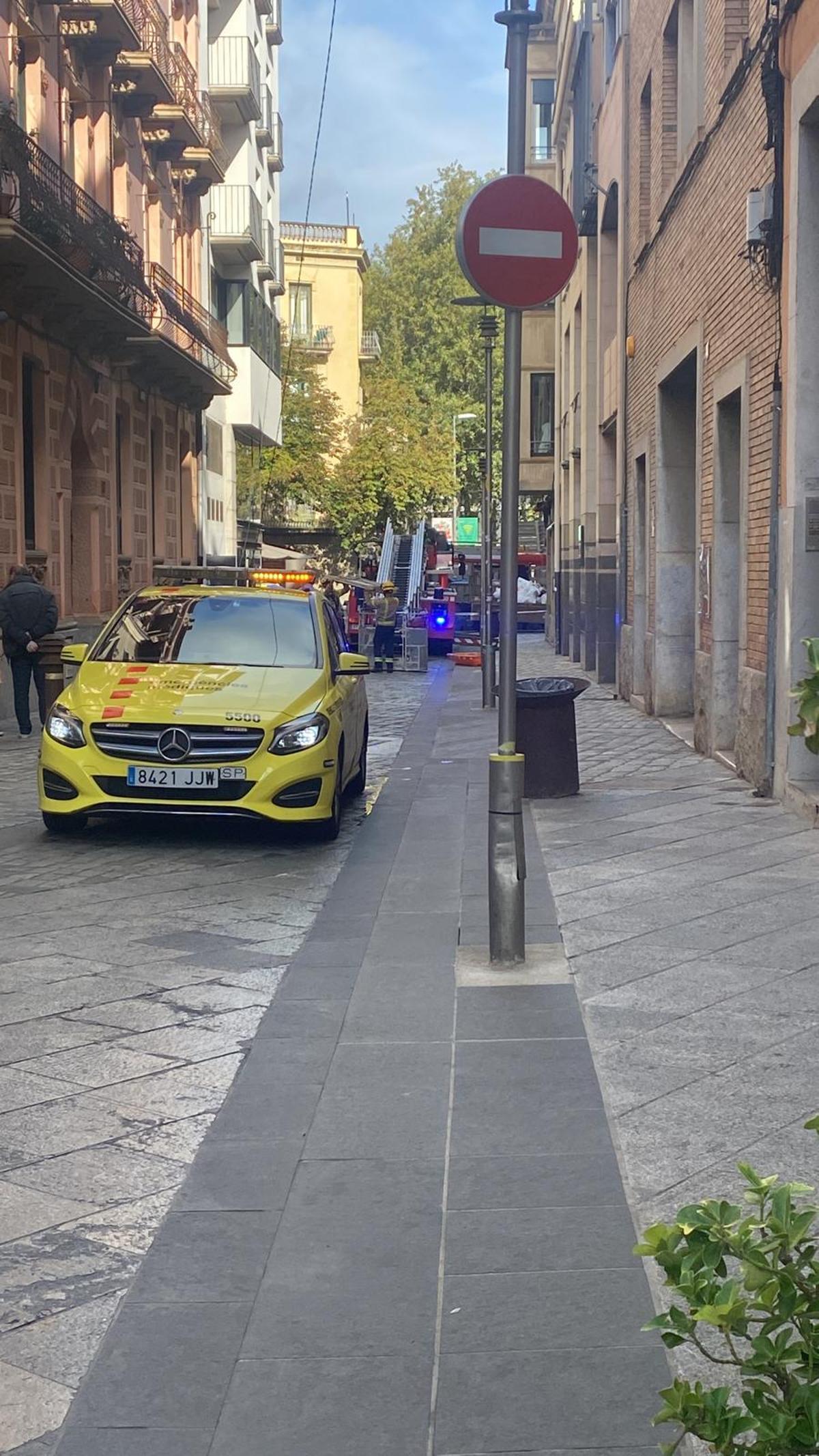Els efectius d'emergències mobilitzats per l'accident laboral al carrer Nord de Girona