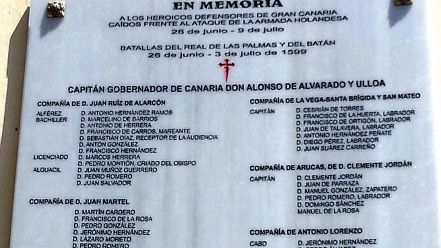 Placa conmemorativa en la iglesia de Santa Brígida sobre los milicianos canarios caídos en la famosa Batalla de El Batán