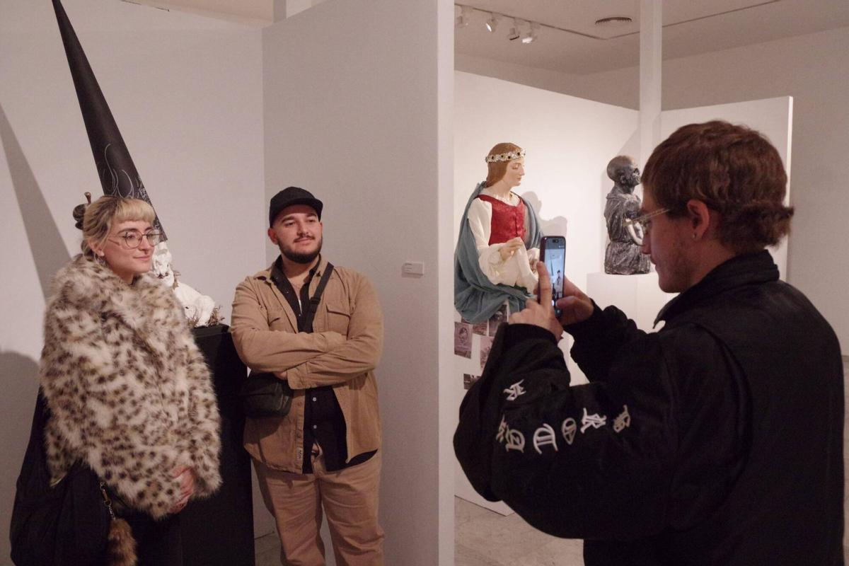 El escultor malagueño José Cano (2004) plantea una lectura emocional de los sucesos de mayo de 1931, 95 años después, en una exposición en la Agrupación de Cofradías