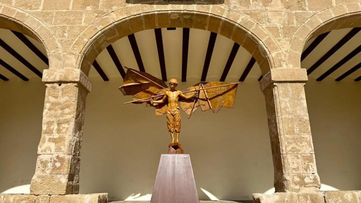 Estatua de Ícaro en la Plaza de los Porches