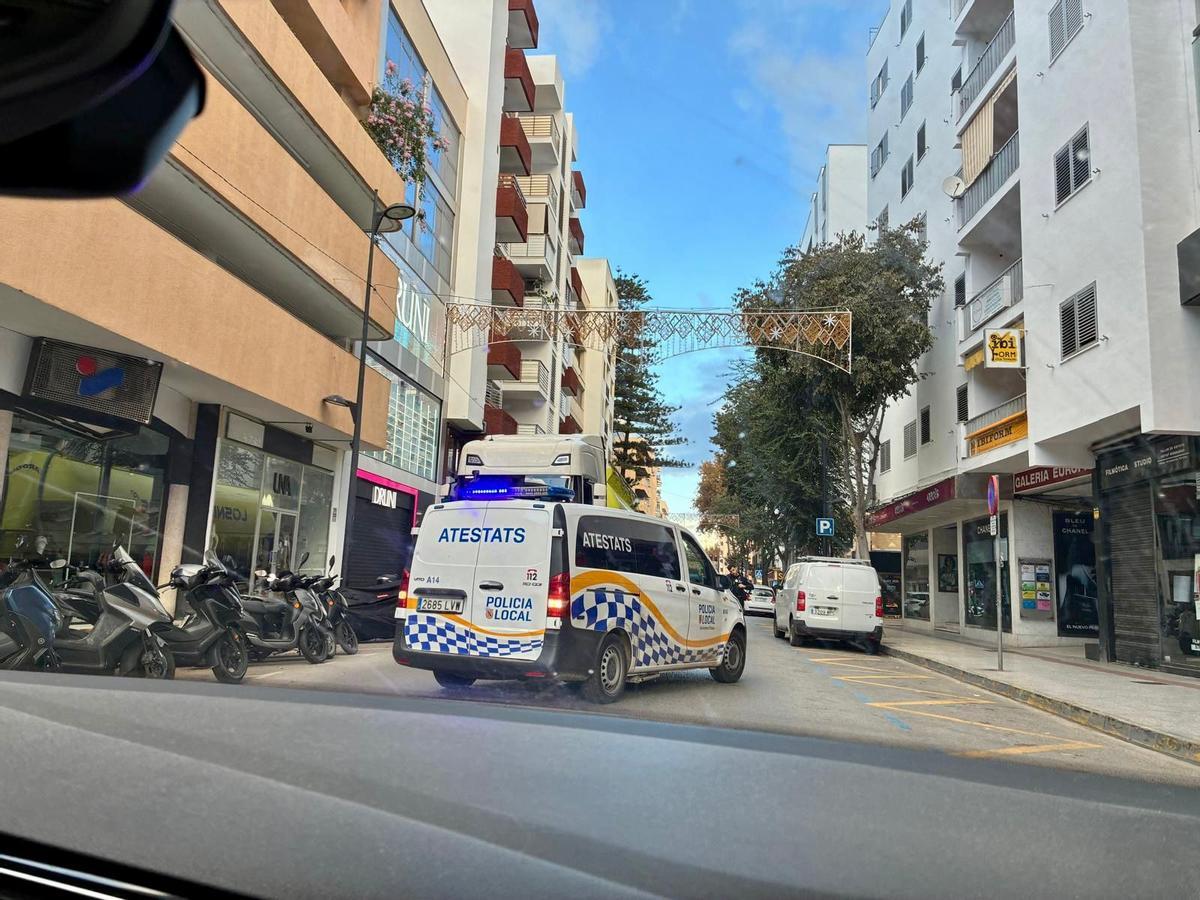 Un camión que circula a contradirección en el centro de Ibiza es detenido por la Policía Local