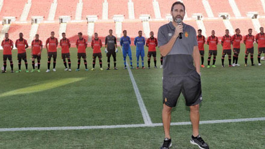 Vicente Moreno se dirige a los aficionados en la presentación del Mallorca