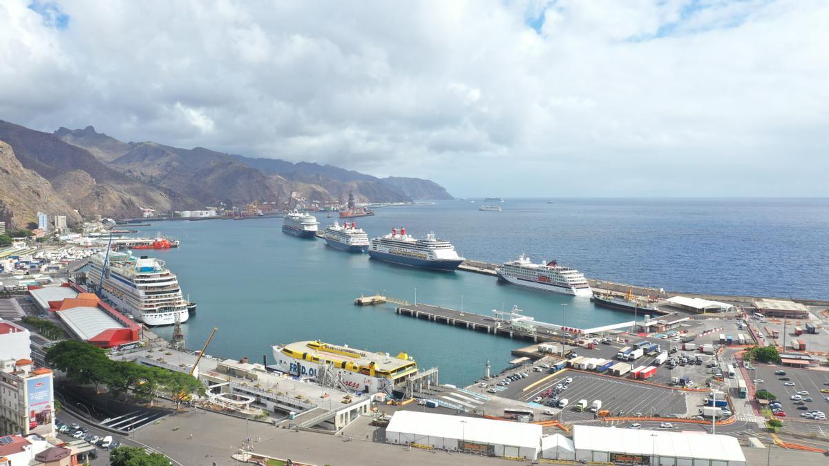 Cinco cruceros en el Puerto de Santa Cruz, cuatro de ellos con pasaje.