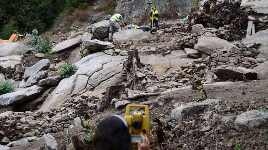 Parte del personal que participa en la excavación, en la cara oeste del monte. // Gonzalo Núñez