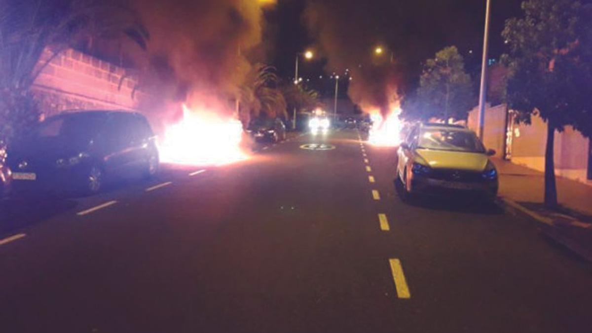 Imagen de los dos coches en llamas en Costa Adeje