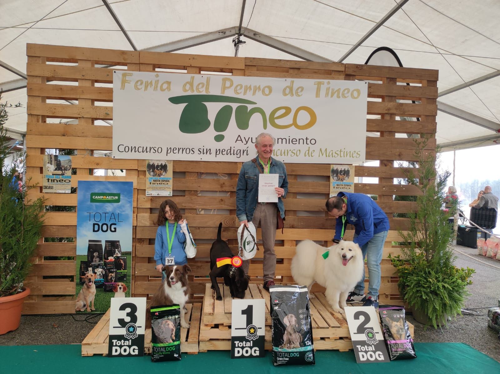 Éxito de público y animales en la 28ª Feria del Perro de Tineo