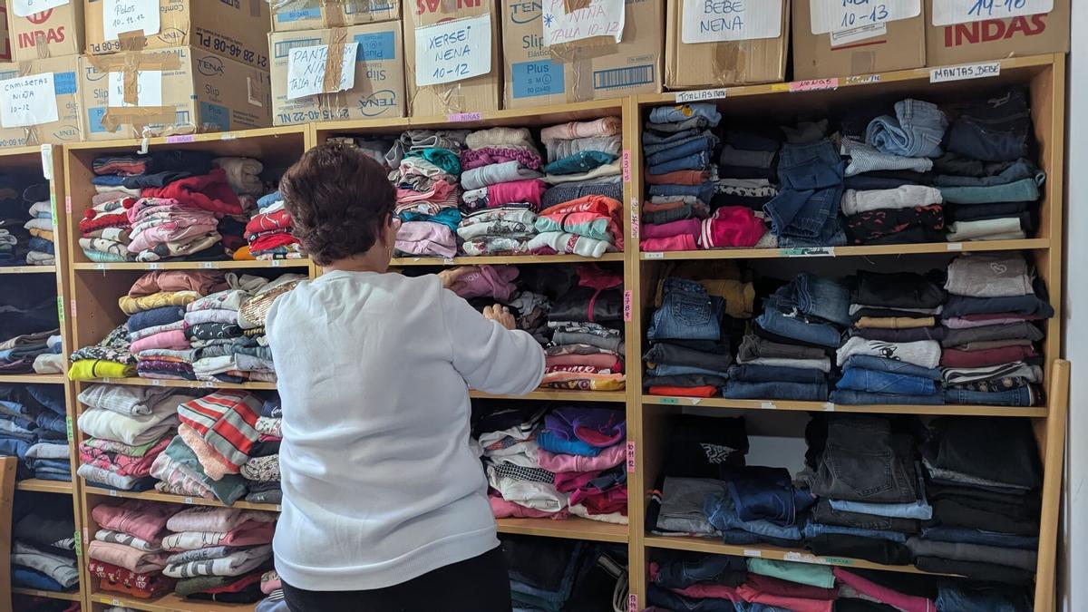 Una colaboradora, en el Desván Municipal de Lalín.