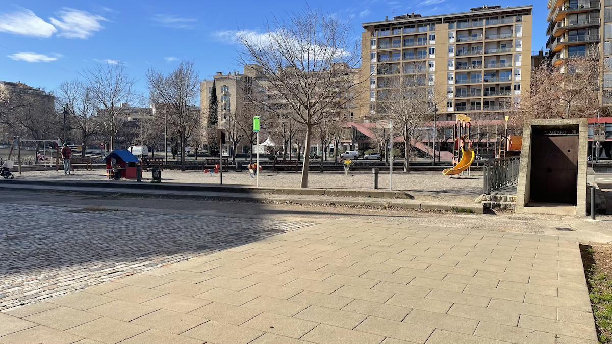 Porta del refugi antiaeri en el parc infantil dels Jardins de la Infància