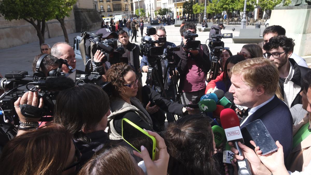 El alcalde de Badajoz ha comparecido ante los medios tras el minuto de silencio en recuerdo de Carmen Tejero.