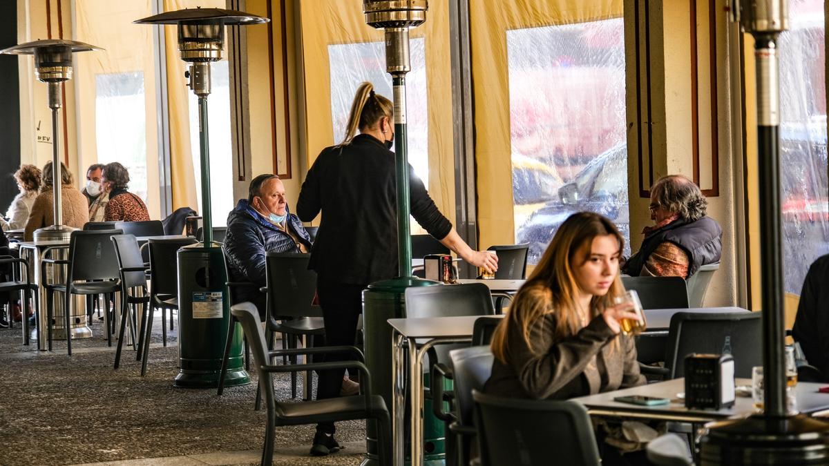 Clientes en el interior de un velador de un establecimiento hostelero de Badajoz.