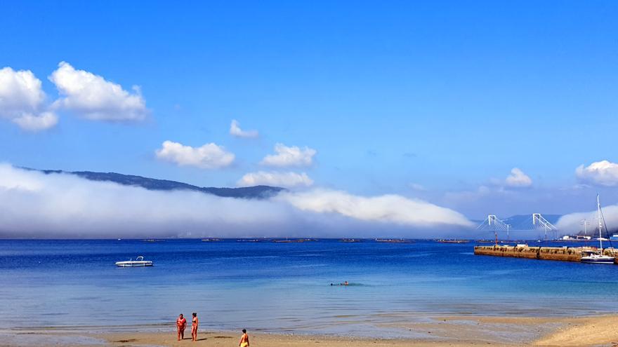 El manto de niebla sobre la ría en los últimos coletazos de agosto