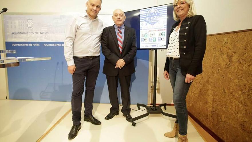 Por la izquierda, Gerardo González, presidente de la Atlética Avilésina, Manuel de la Cámara, presidente de la Federación Asturiana de Balonmano, y Ana Hevia, concejala de Deportes de Avilés.